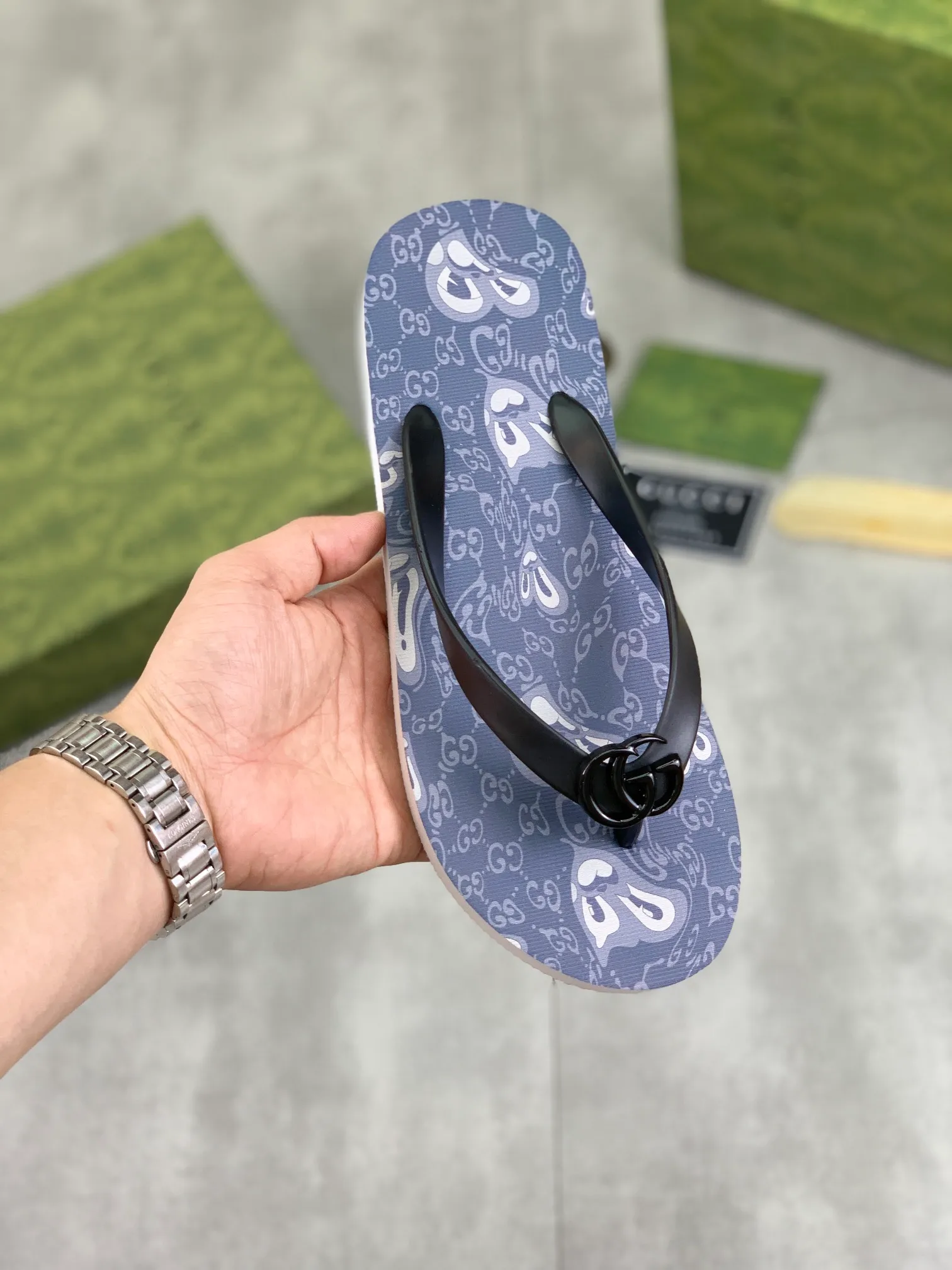 Men's men's shoes 💰P220💰【New style】🆘【GUCCI】Official website's popular Gucci adult couple 🧑‍🤝‍🧑 style, children's flip-flops are on sale at the counter simultaneously! Original fabric imported from Italy. Original bottom provided by the original factory. Size: Adult 36-45. Children’s size: 30-37. Multiple colors available.